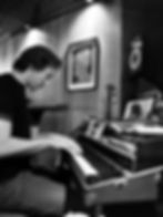 Músico tocando teclado no Wolf Estudio durante produção.