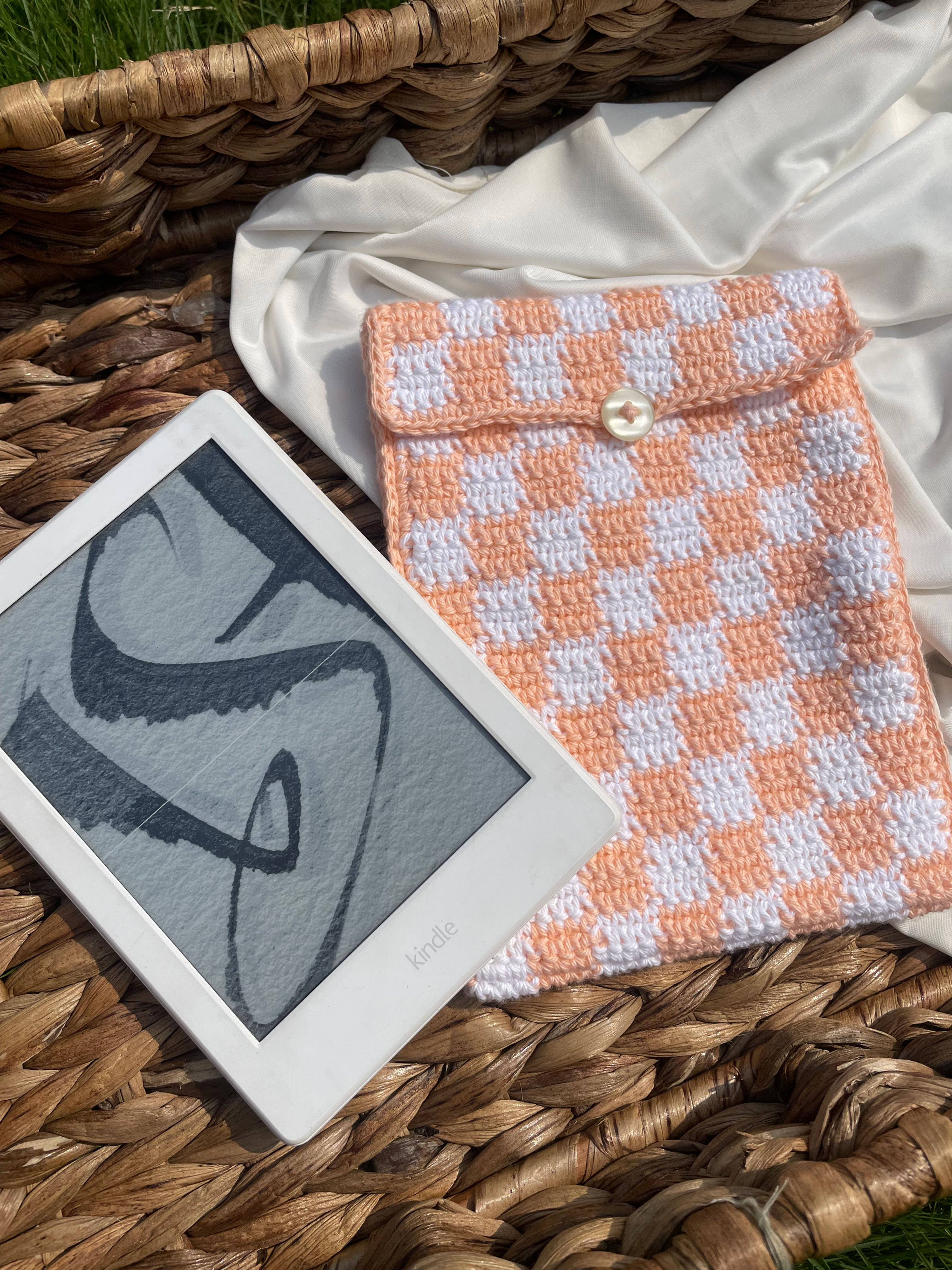 Crochet Peach & White Checkered Kindle Sleeve
