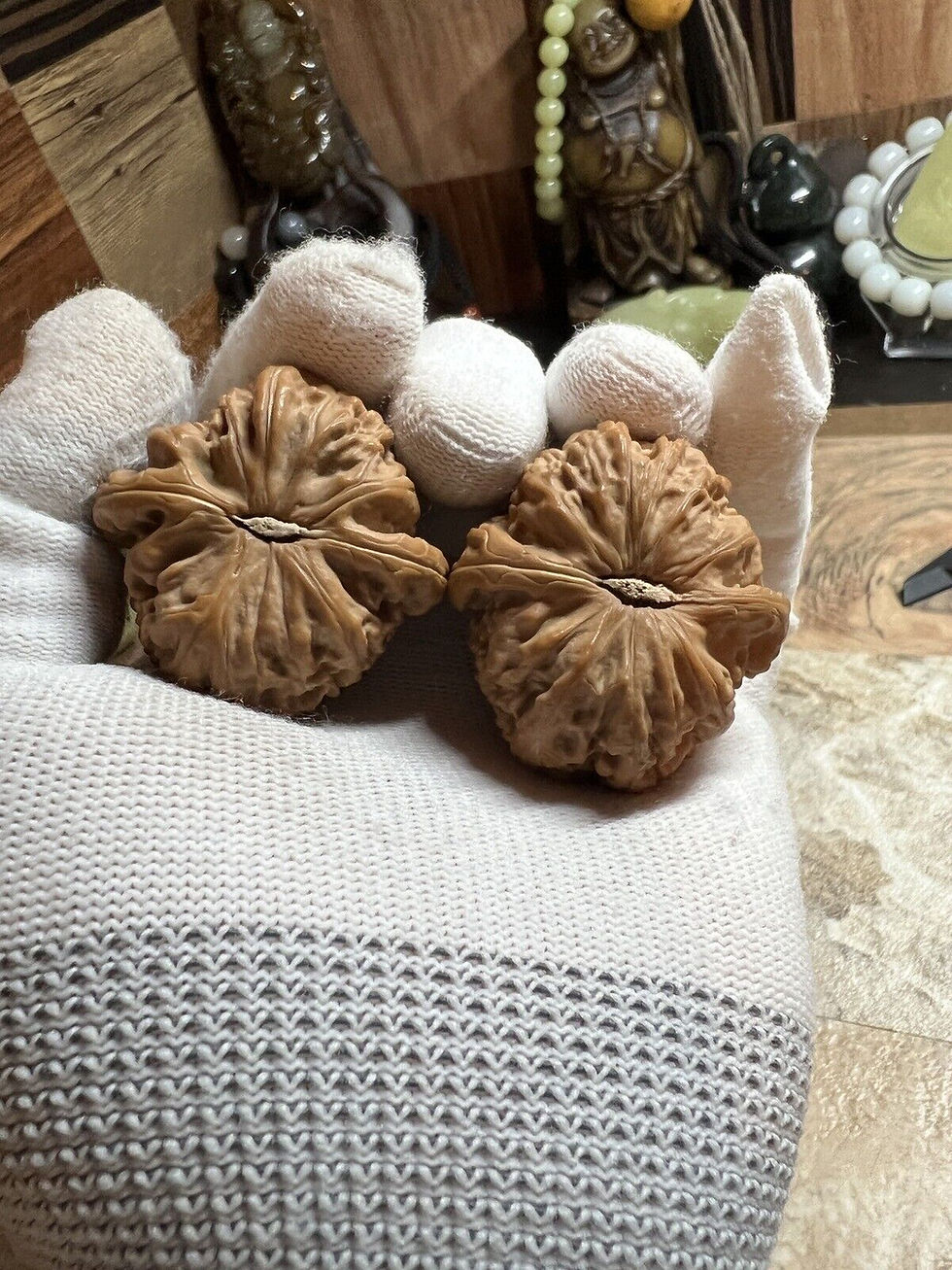 Thumbnail: 41×41.5×31mm Health Walnuts with Subdued White Lion Tip Pattern