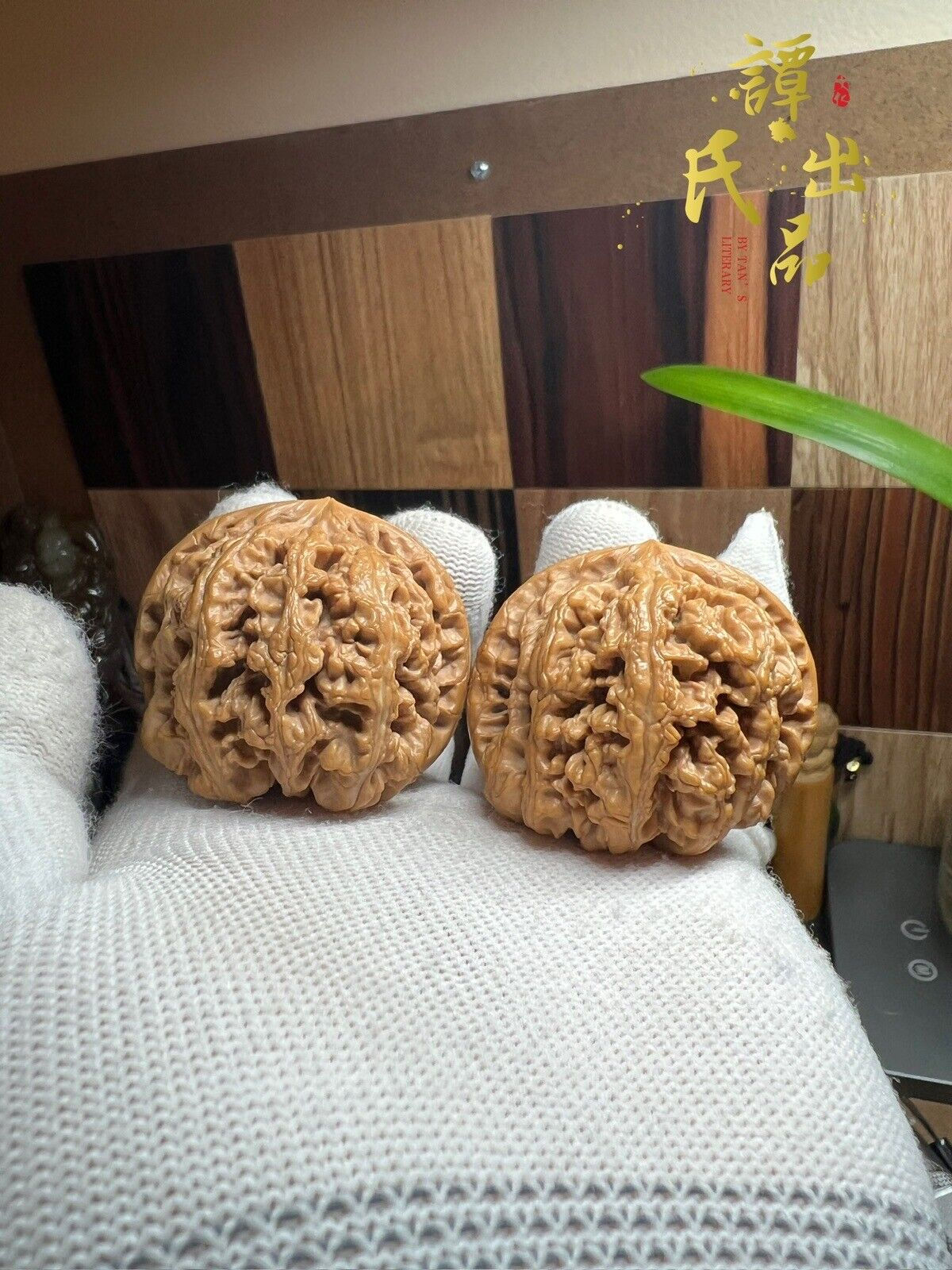 47×46x39mm Pair of Matching Chinese Health Walnuts