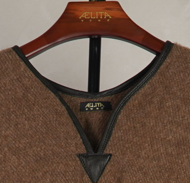 Прев'ю: Warm poncho made of camel yarn with trim made of genuine soft leather
