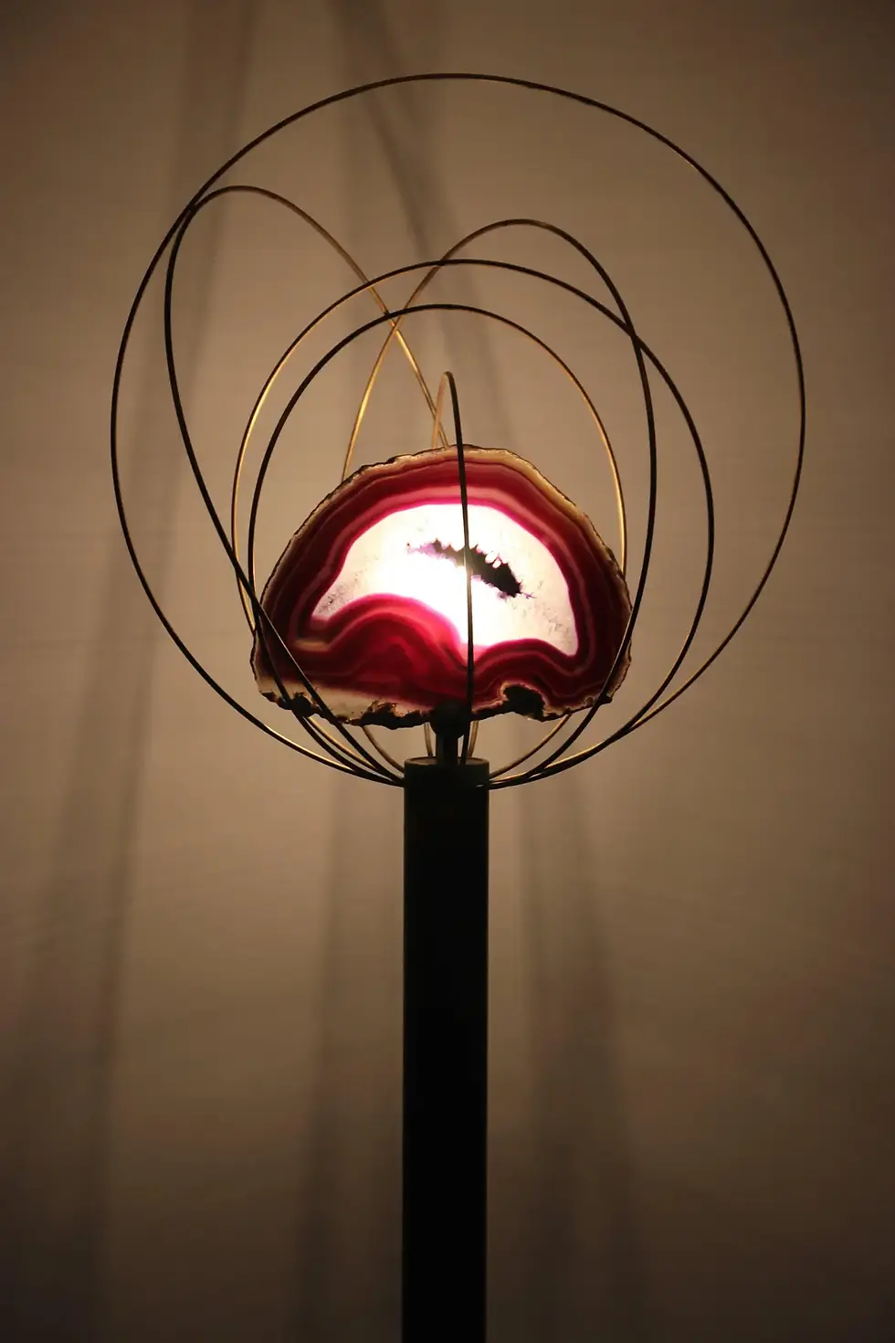 Miniature : Angelo Brotto Lampadaire, pierre polie et laiton, vers 1970, Italie