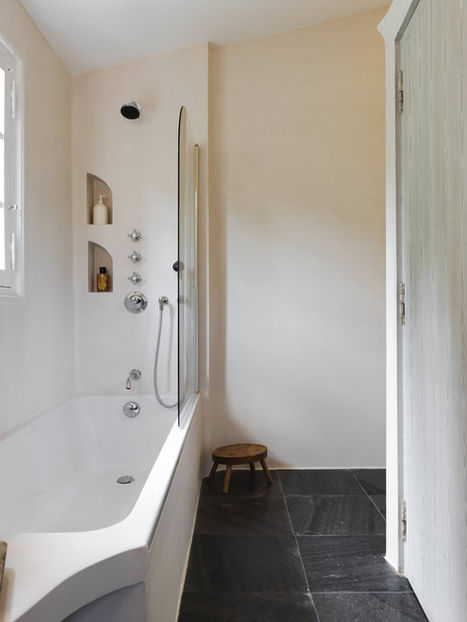 Salle de bain avec baignoire, continuité parfaite - Côte d'Azur