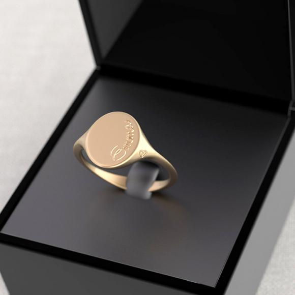 Miniature : Collection « Prénoms » J’ai créé une chevalière avec une forme simple ornée d'une gravure entièrement personnalisable.