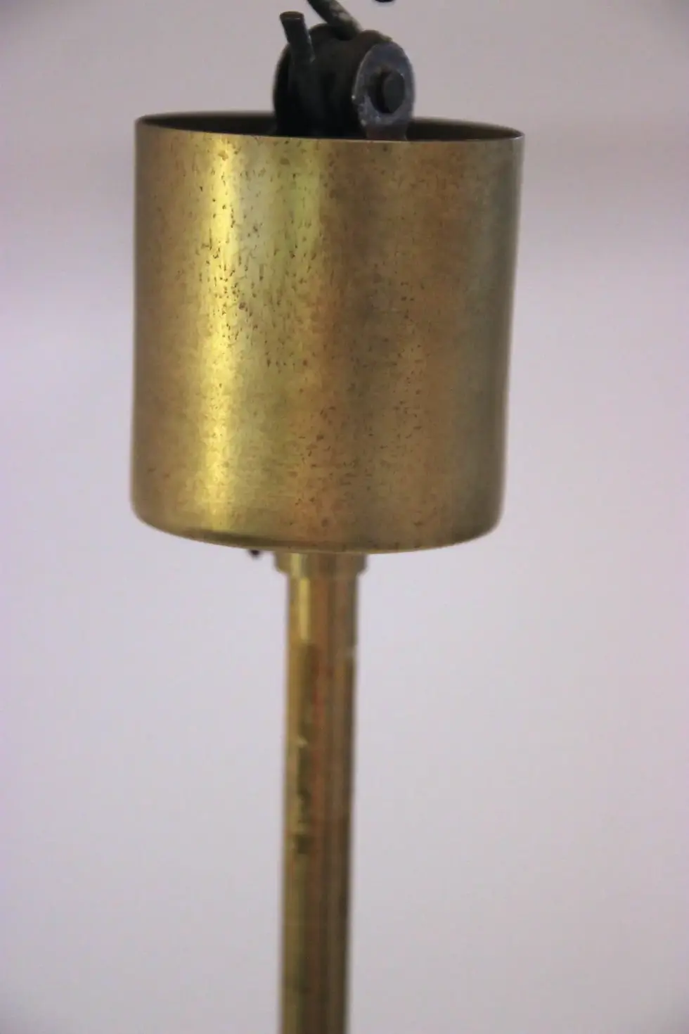 Miniature : Lustre, laiton doré et verre opalin, vers 1960, Italie