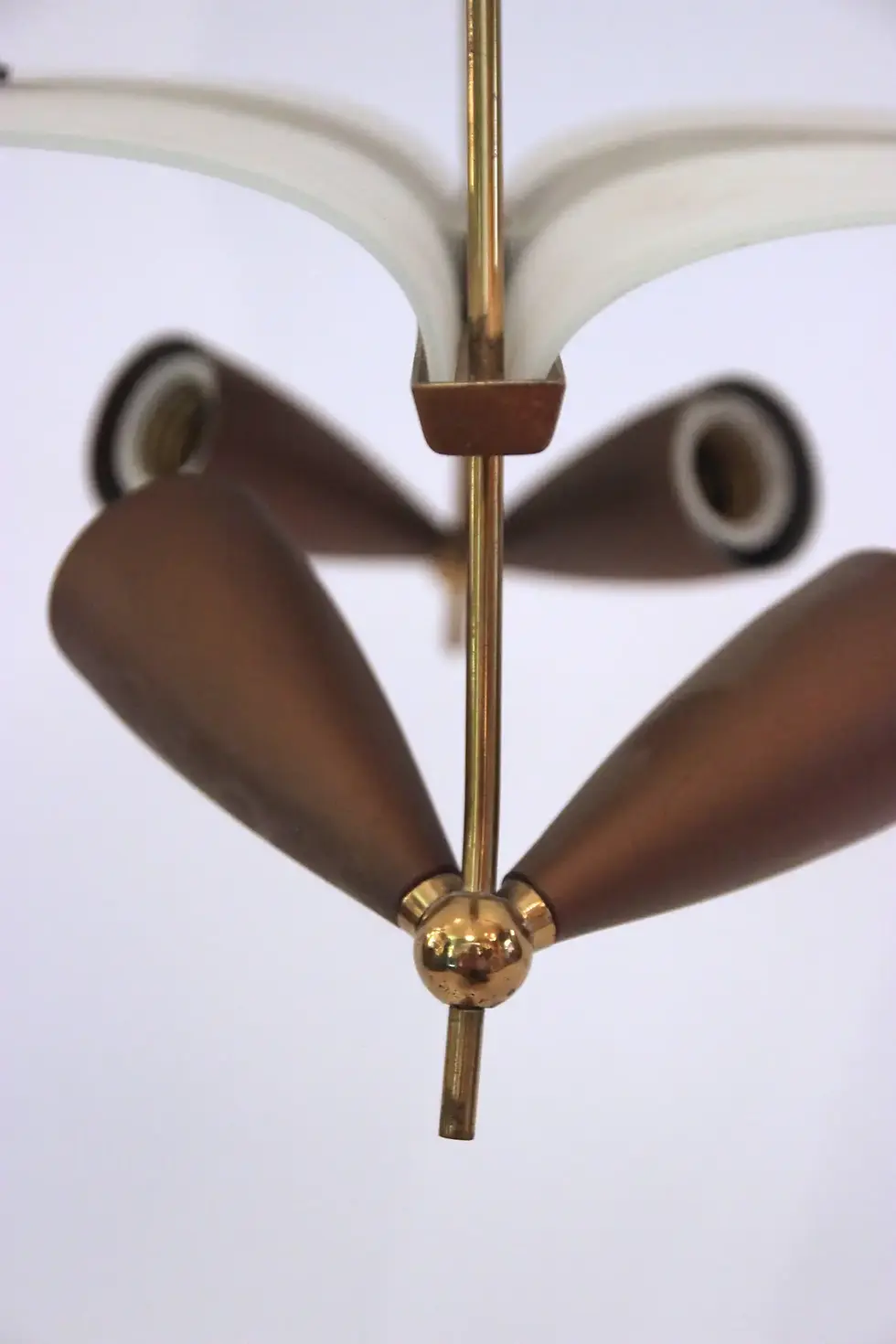 Miniature : Lustre, laiton doré et verre opalin, vers 1960, Italie