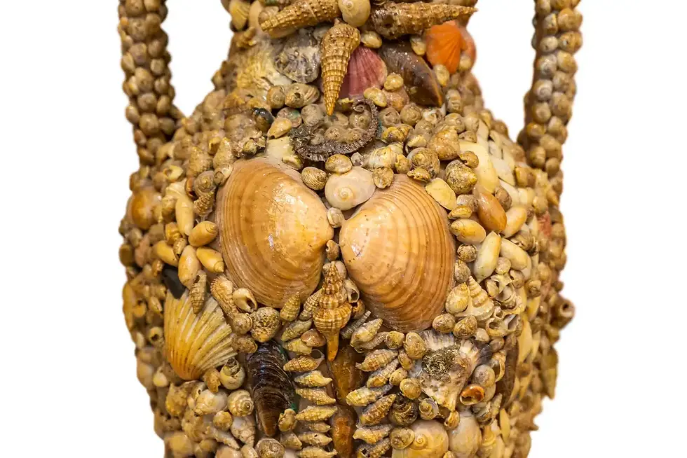 Miniature : Paire de vases à amphores en terre cuite et coquillages, vers 1950, France