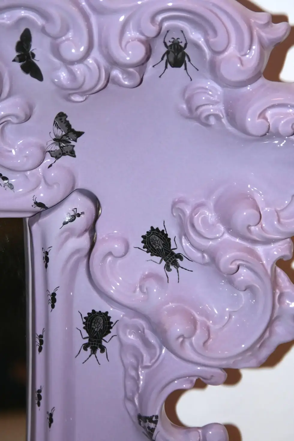 Miniature : Miroir décoré d'insectes, céramique violette d'édition Furiosa, vers 2010, Italie