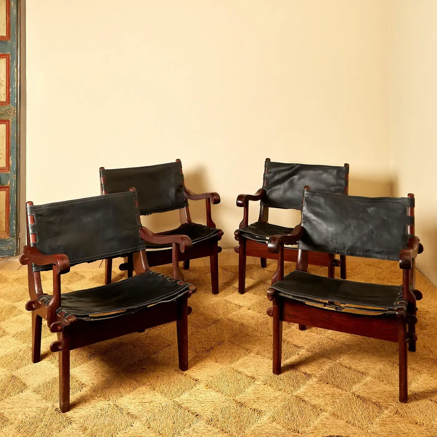Angel Pazmino, Suite de 4 fauteuils, cuir et bois, vers 1960, Équateur