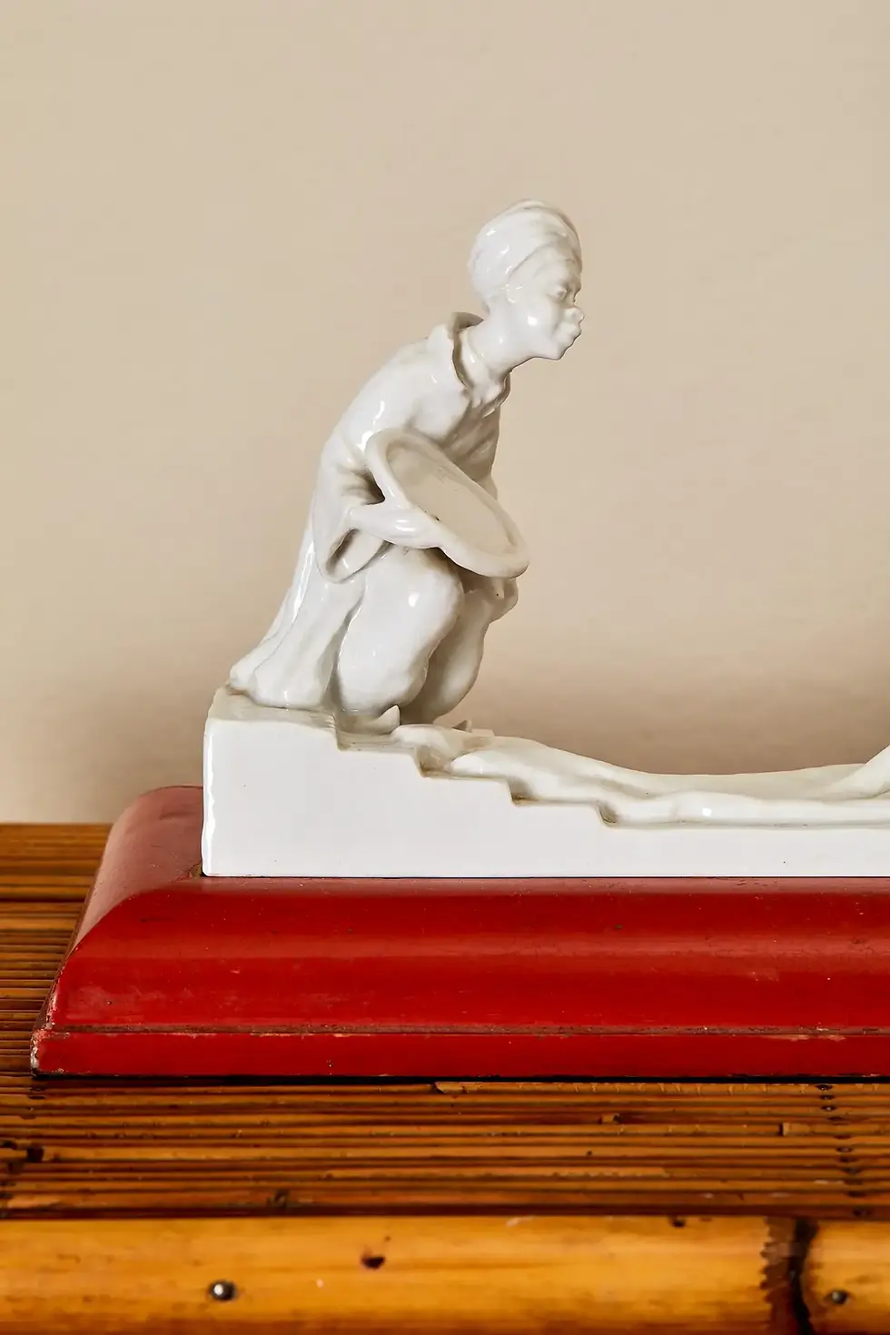Miniature : Sculpture de O. Domergue, porcelaine émaillée de Paris, vers 1940