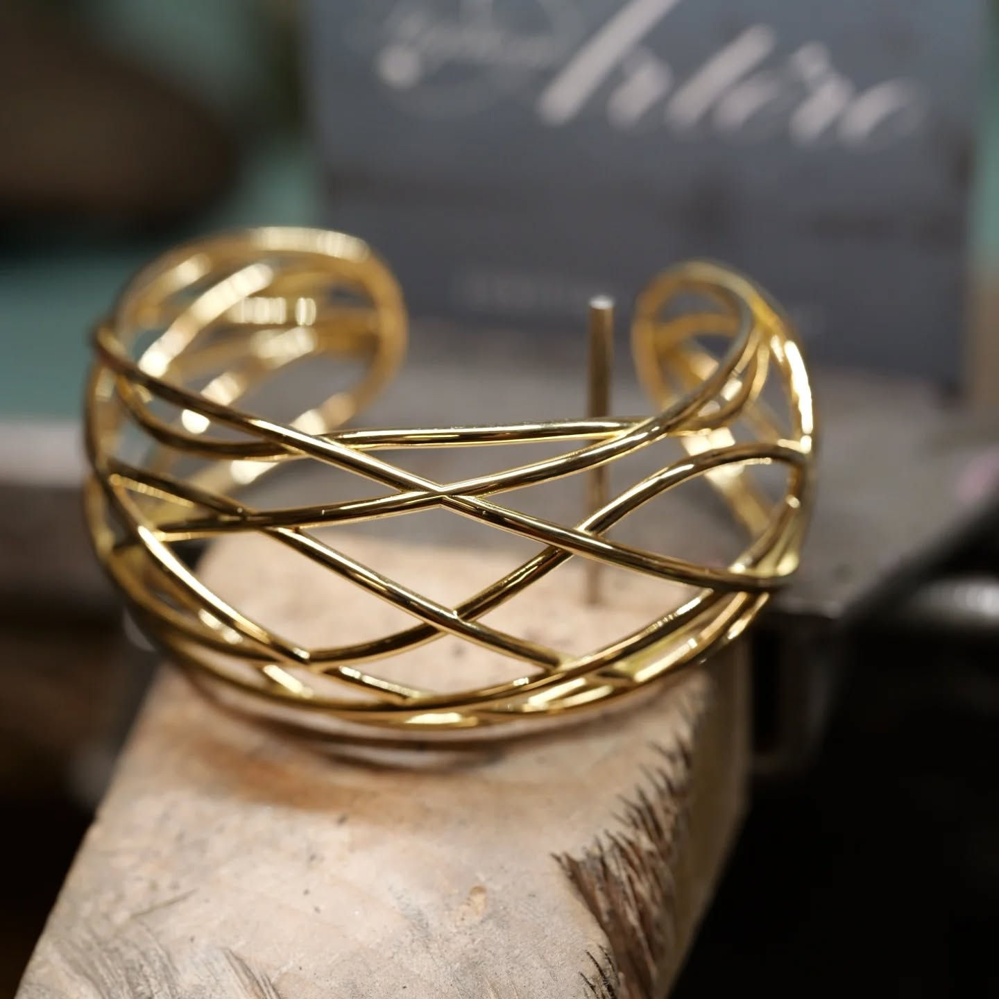 Collection « Ancelade ronde » Bracelet Manchette composée de fils entrelacés pour une esthétique tout en mouvement.