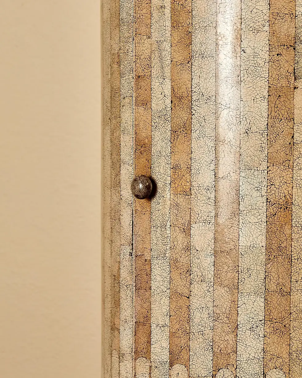 Miniature : Colonne en laque de coquille d'œuf, bois laqué, vers 2000, France