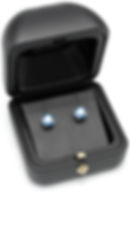 Thumbnail: Collection « Bleu océan » Découvrez l'élégance avec notre paire de boucles d'oreilles en or 18 carats.