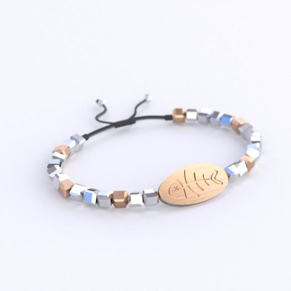 Miniature : Collection « Cube » Bracelet tout or maintenu par un tressage de soie du Japon, les motifs sont personnalisables.