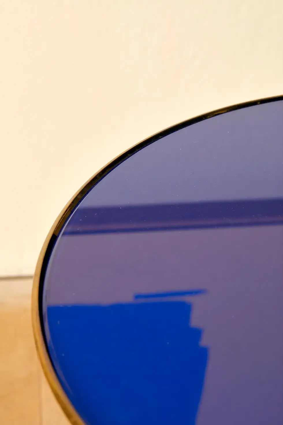 Miniature : Osvaldo Borsani, paire de tables basses, verre bleu et laiton doré, vers 1960