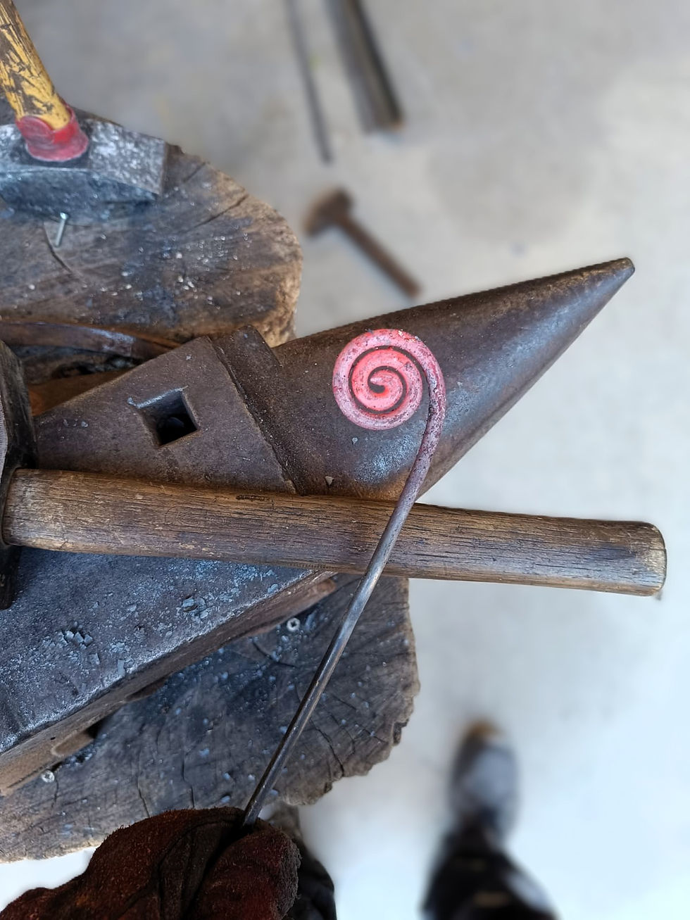 Un clou forgé qui devient bijou de lumière