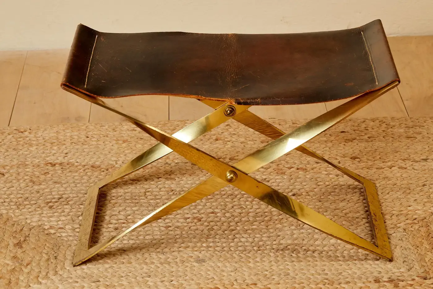 Kaljerone, tabouret, bronze doré et cuir, vers 1970, France