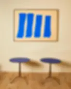 Osvaldo Borsani, paire de tables basses, verre bleu et laiton doré, vers 1960