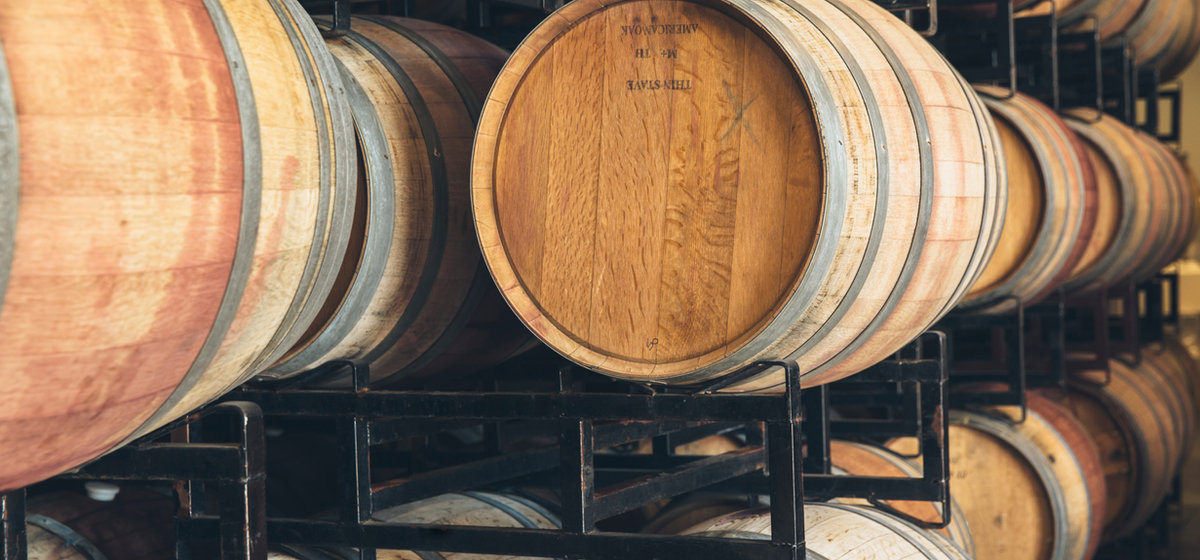 Barriques de vin empilées dans un chai