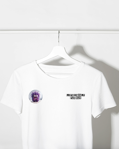 Personnage_violet.png. T shirt blanc Life is only for now avec logo emotion violet