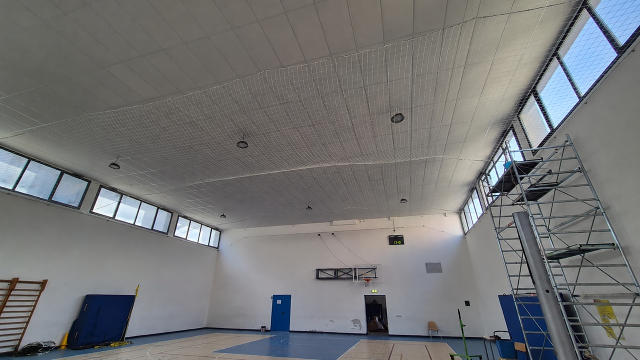Rete parapalloni ignifuga per la palestra scolastica
