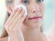 Doppia detersione: il rituale quotidiano per una pelle purificata e luminosa