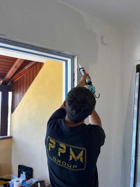 Sostituzione di porte e finestre in un cantiere a Costa Rei