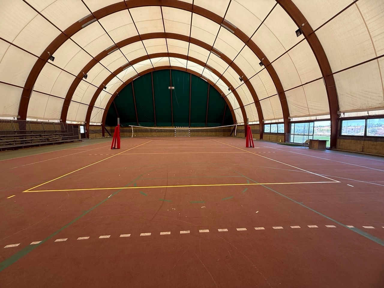 Barrali: installazione impianto volley e porte da pallamano per campo sportivo polivalente