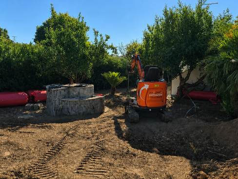 Giardino in erba sintetica decorativa a Costa Rei: preparazione del terreno e illuminazione esterna
