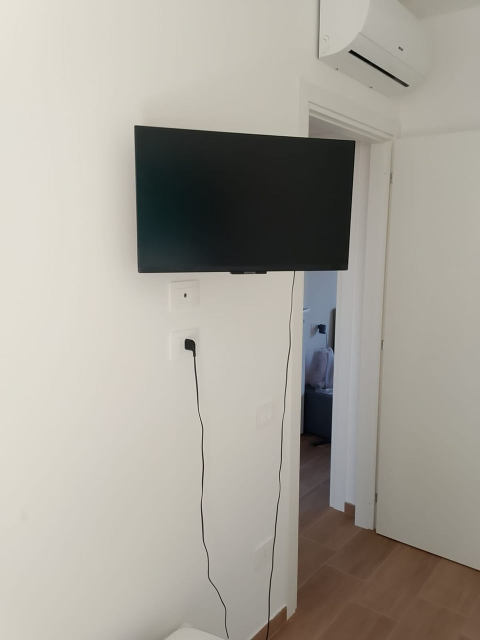 Televisore fissato alla parete in un ambiente interno