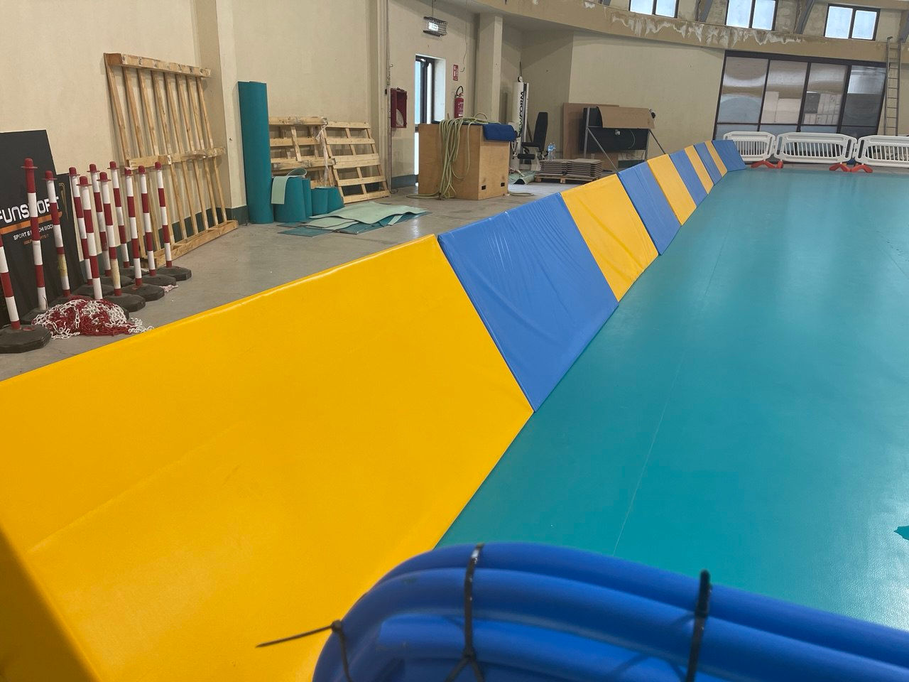 Protezioni laterali per campi indoor in Sardegna: soluzione tecnica per sicurezza e continuità d’uso