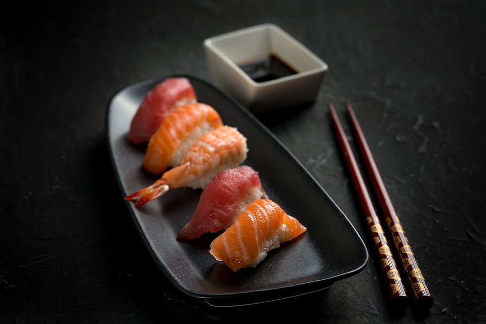 Surtido de nigiri de atún, salmón y gamba