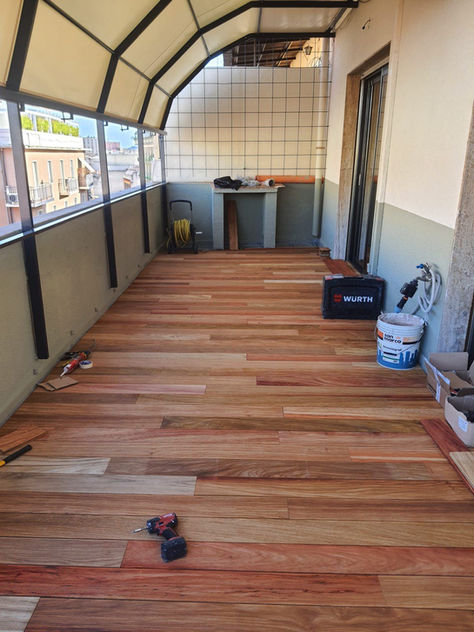 Fornitura e posa pavimento decking in pregiato legno di teak a Cagliari