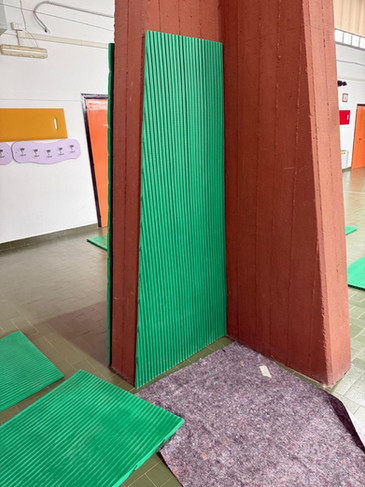 Pannelli antitrauma per la scuola di Silius: sicurezza e funzionalità per l’area multimediale