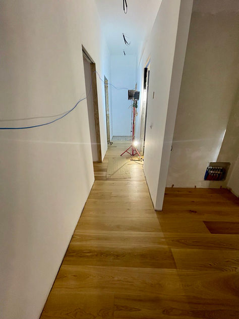 Fornitura di parquet in tavole di rovere multistrato prefinito con posa classica a correre incollata