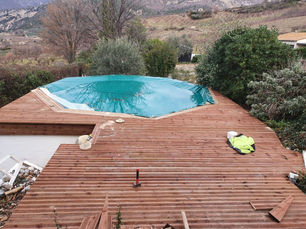 Piscine et terrasse en bois.jpg
