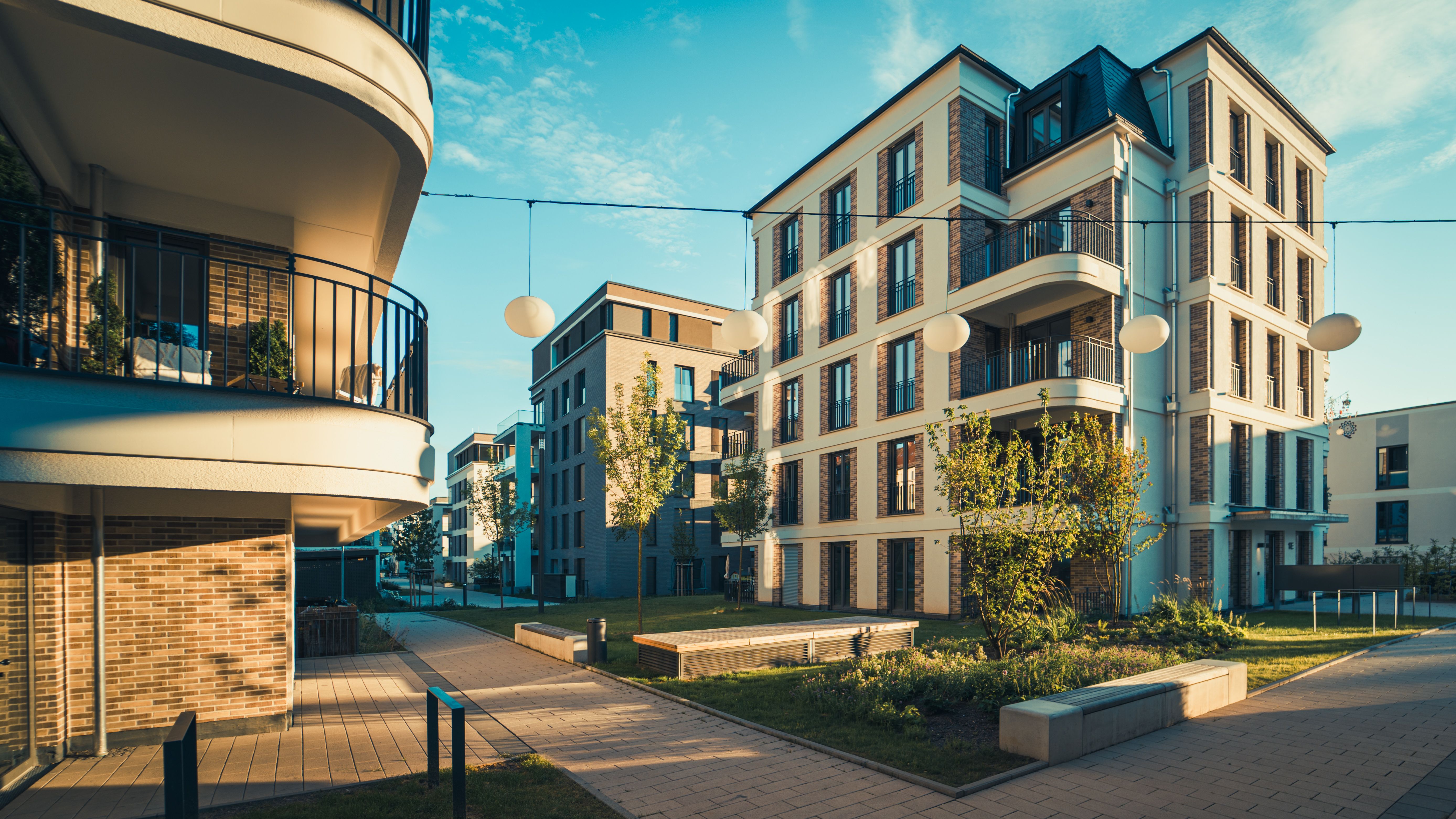 Immeuble résidentiel moderne neuf symbolisant un programme immobilier à Lyon