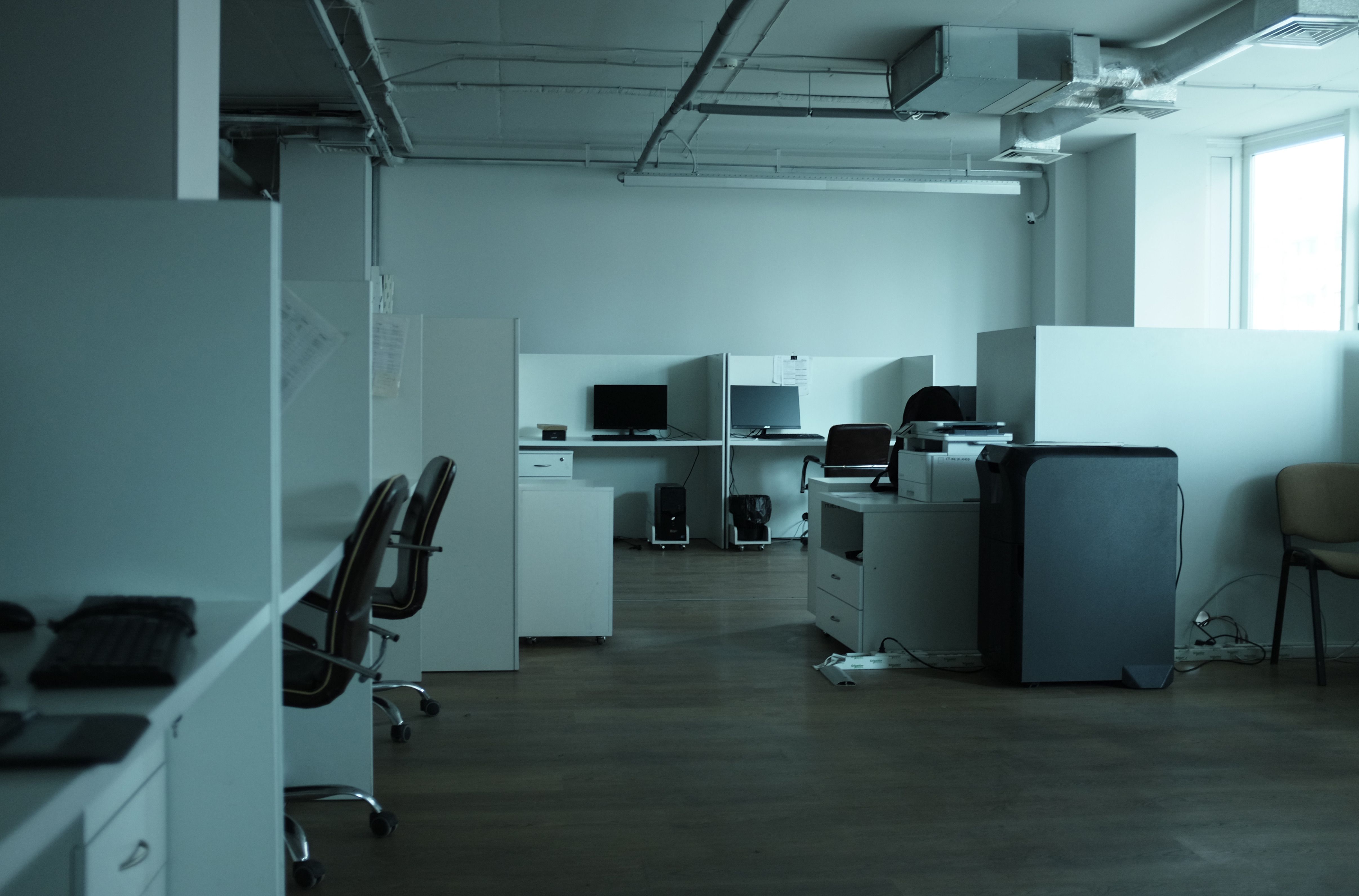 Nouveaux bureaux modernes et lumineux prêts pour une inauguration d'entreprise à Lyon