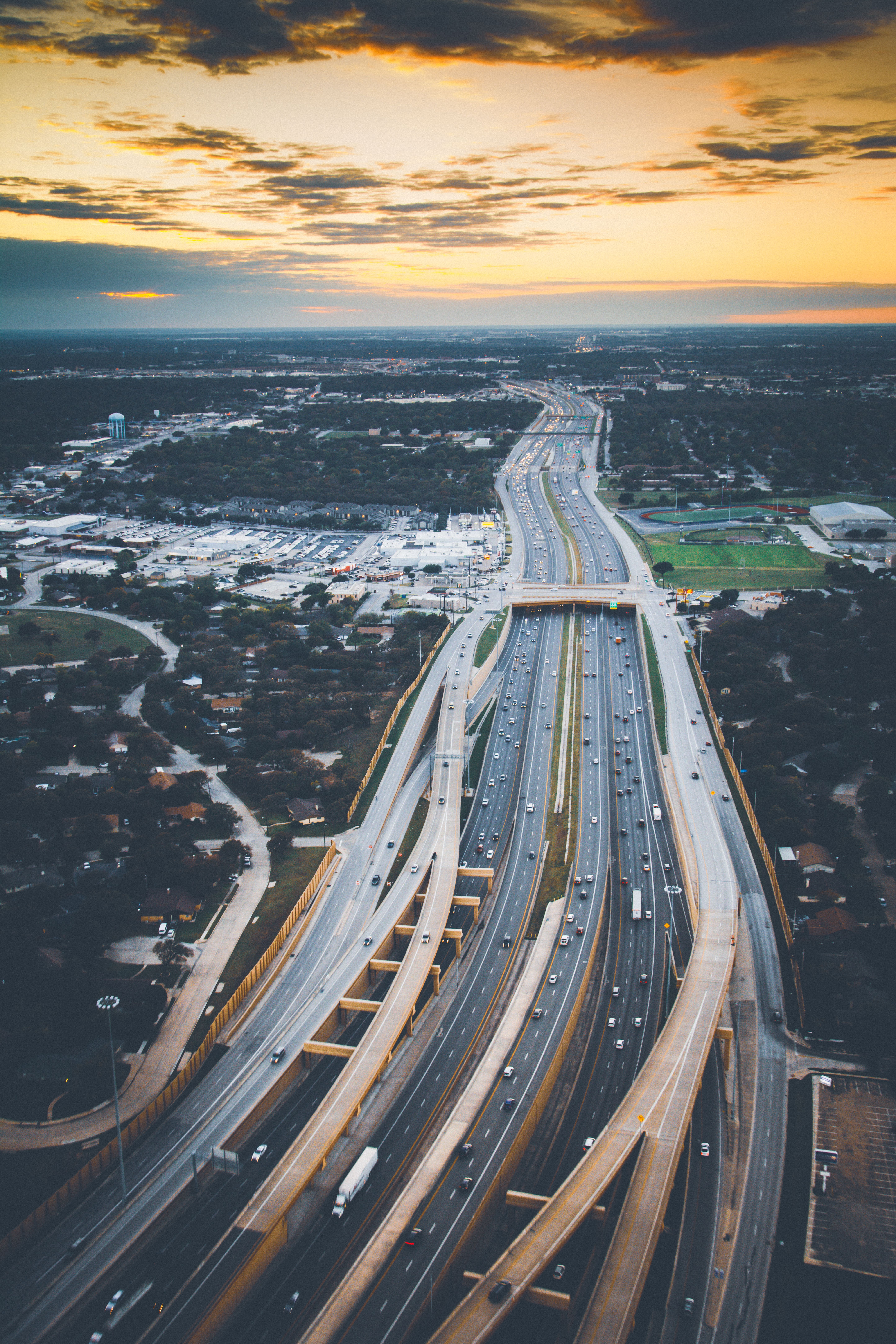 Vue aérienne d'une autoroute symbolisant la tournée multi-villes d'un roadshow d'entreprise