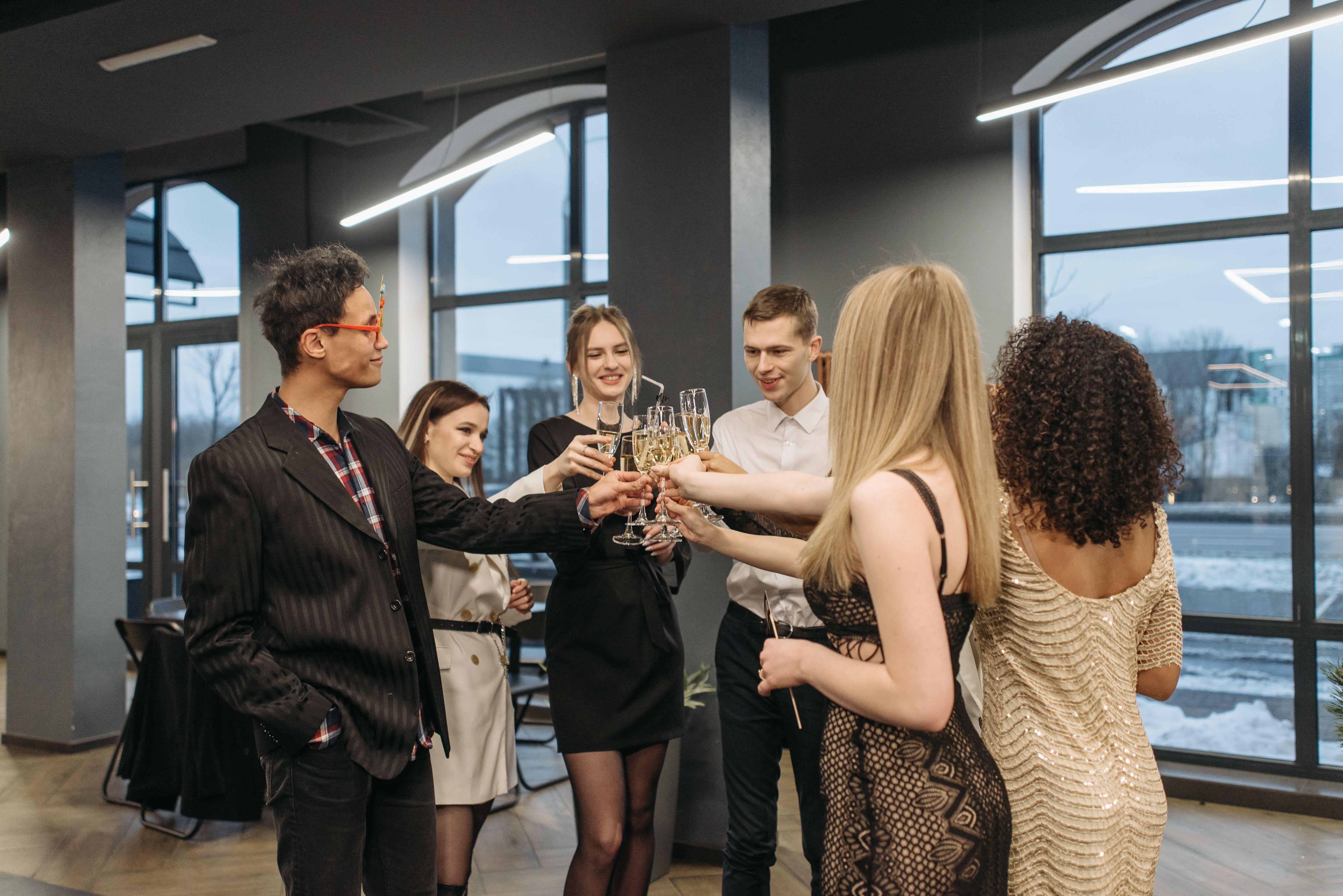 Collaborateurs portant un toast pour célébrer l'inauguration de leurs nouveaux locaux