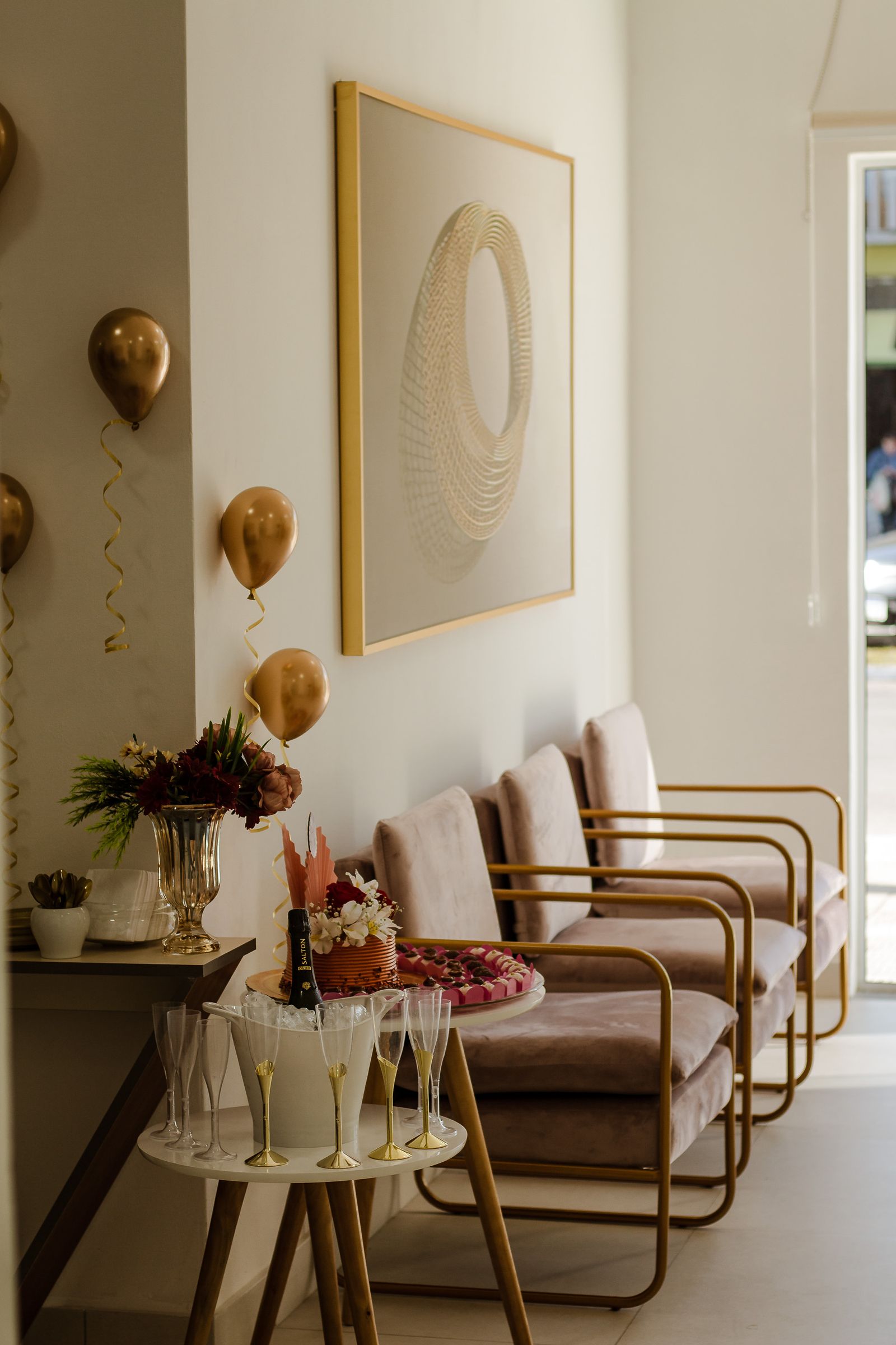 Fauteuils et mobilier VIP habillés pour un événement haut de gamme - Dionysos Events