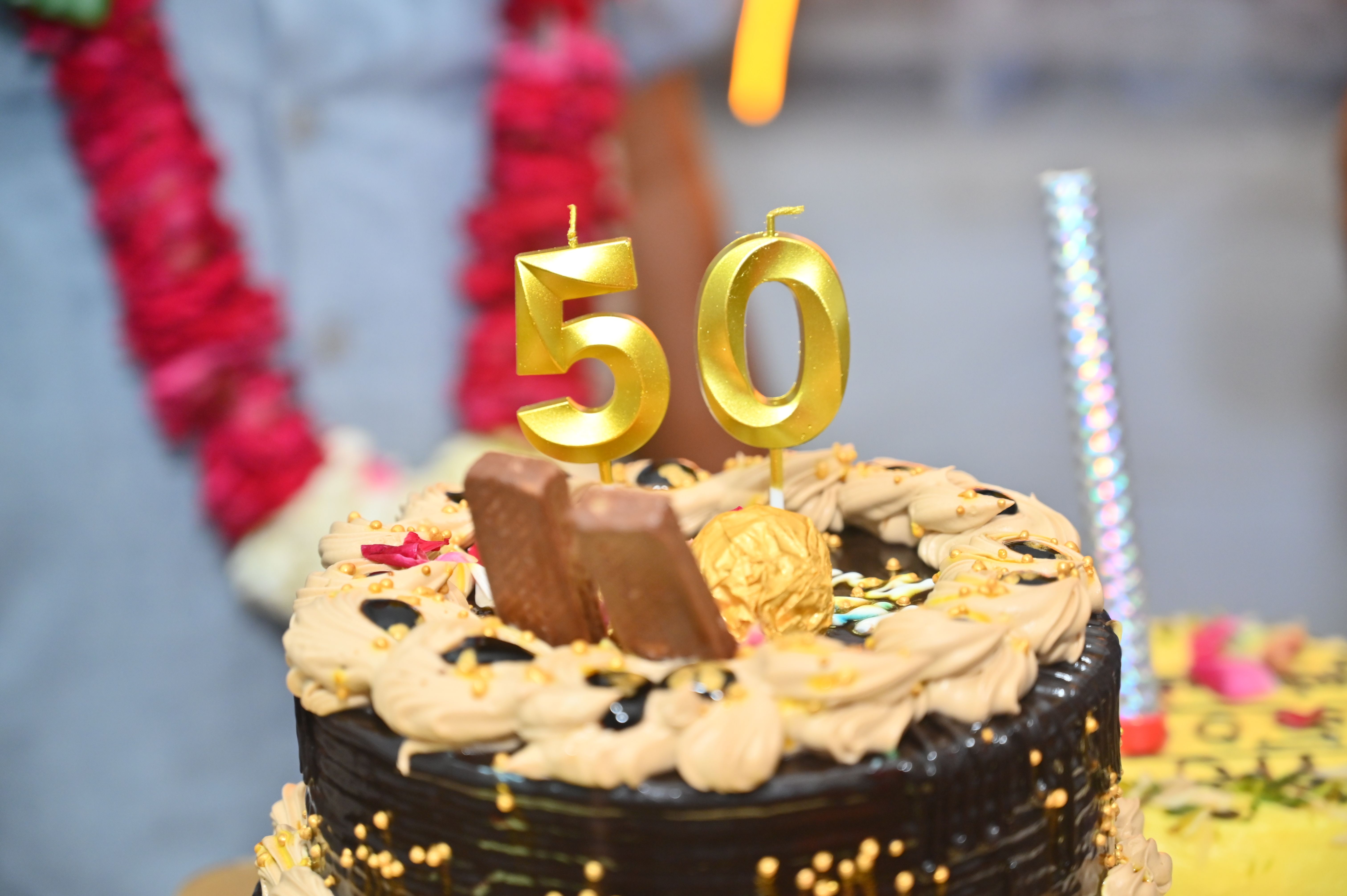 Gâteau d'anniversaire d'entreprise avec bougies dorées pour une étape clé