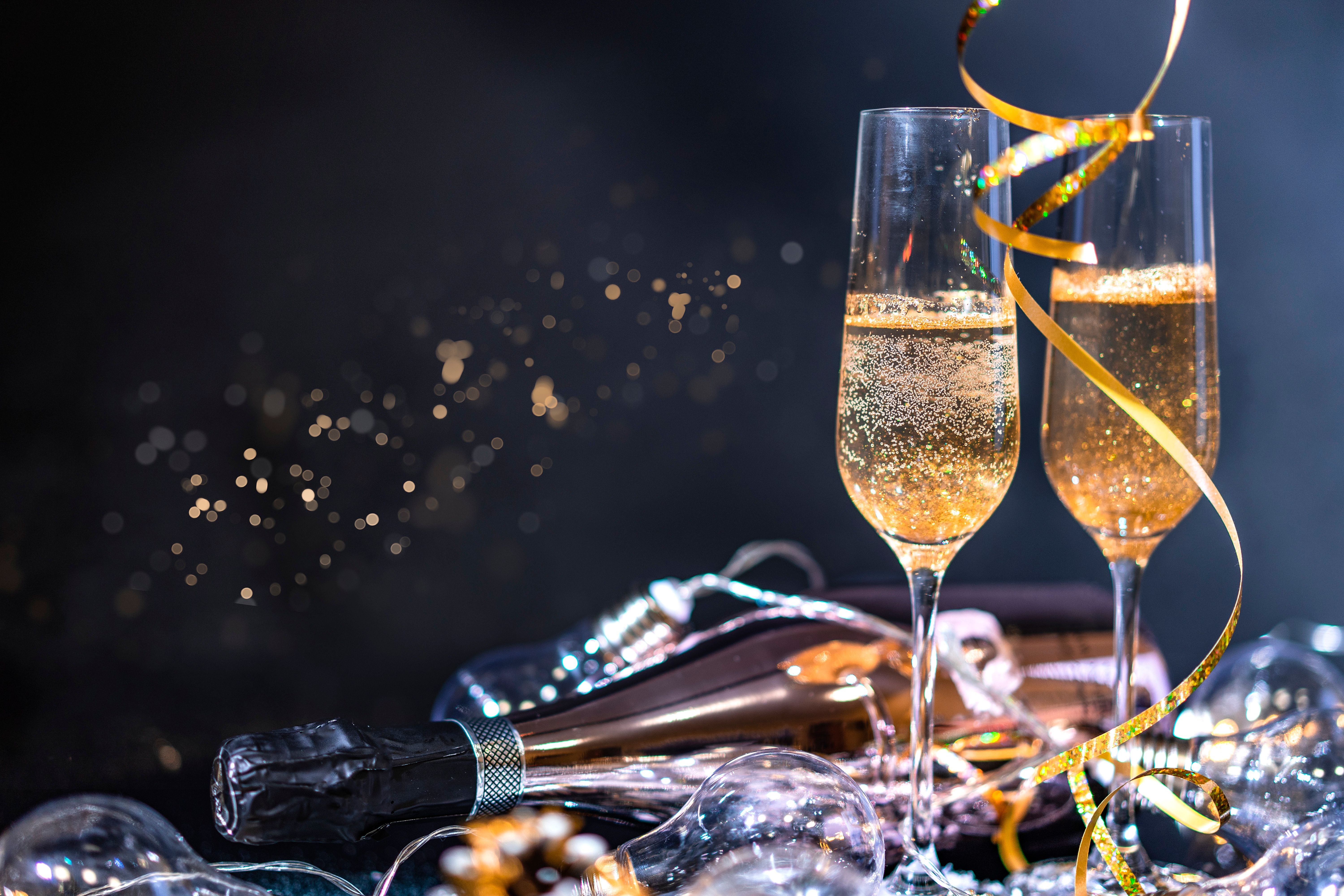 Coupes de champagne et décoration festive pour une soirée du Nouvel An en entreprise