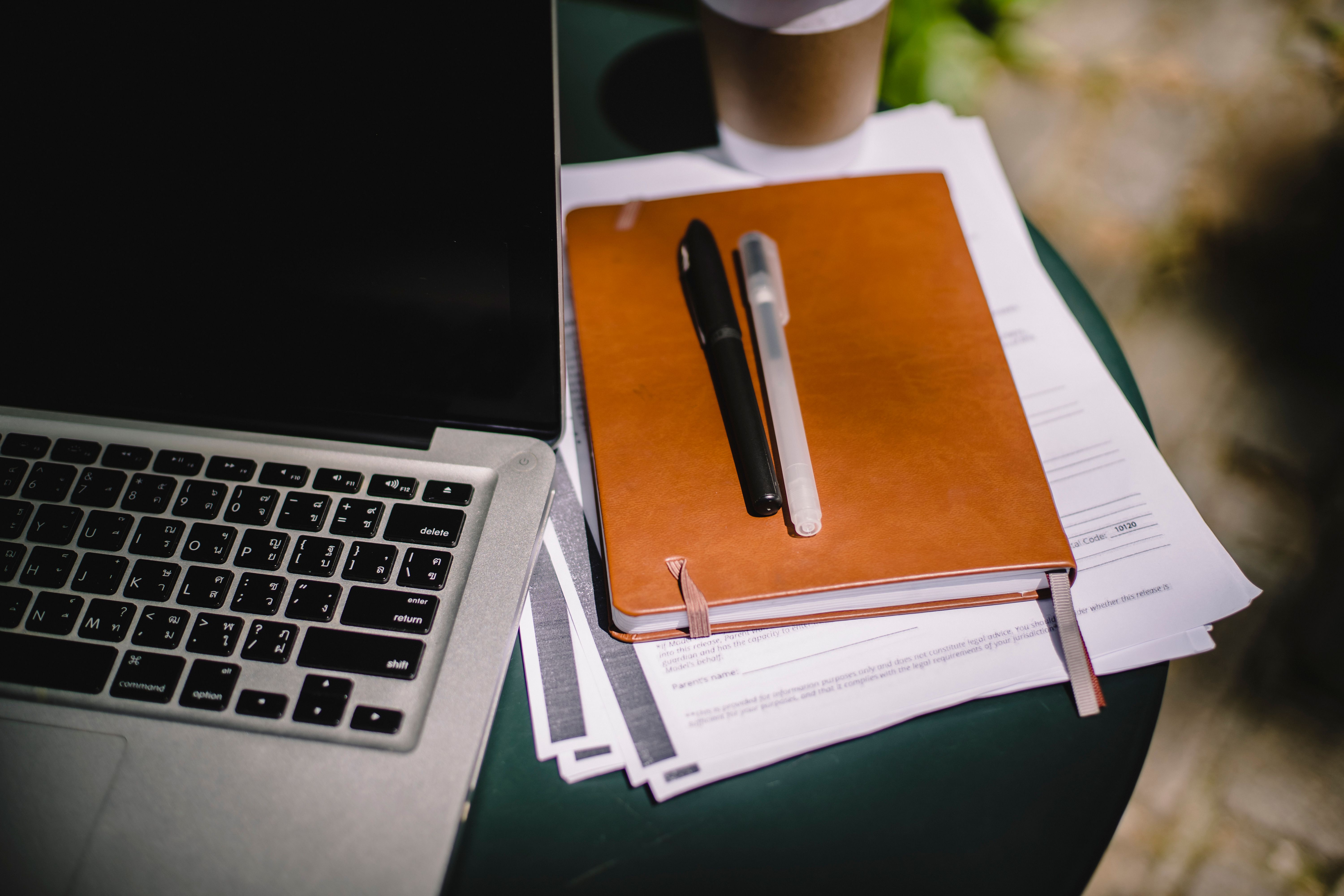 Planification et organisation du budget d'un événement d'entreprise sur ordinateur portable