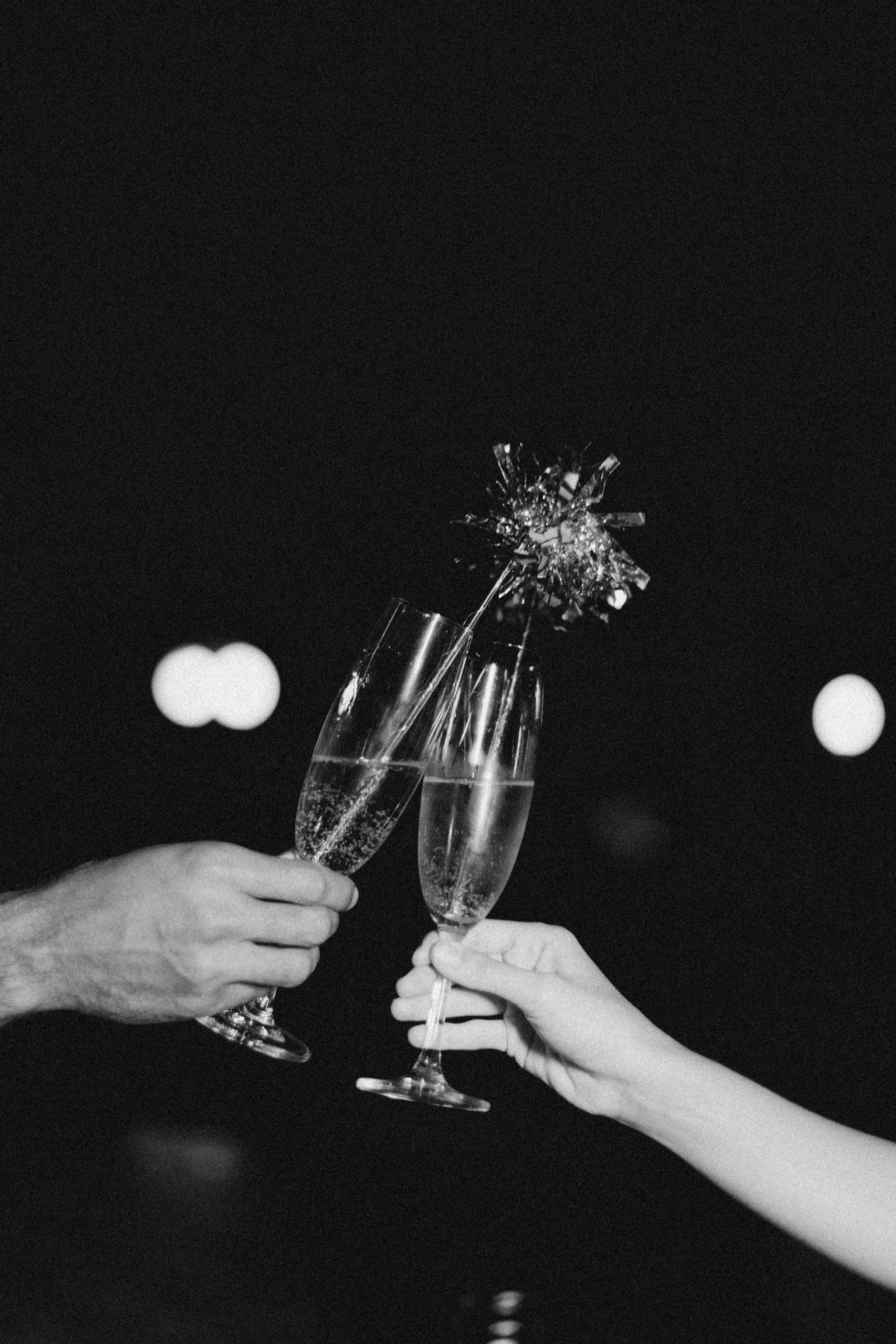 Toast au champagne en noir et blanc lors d'une cérémonie de vœux d'entreprise