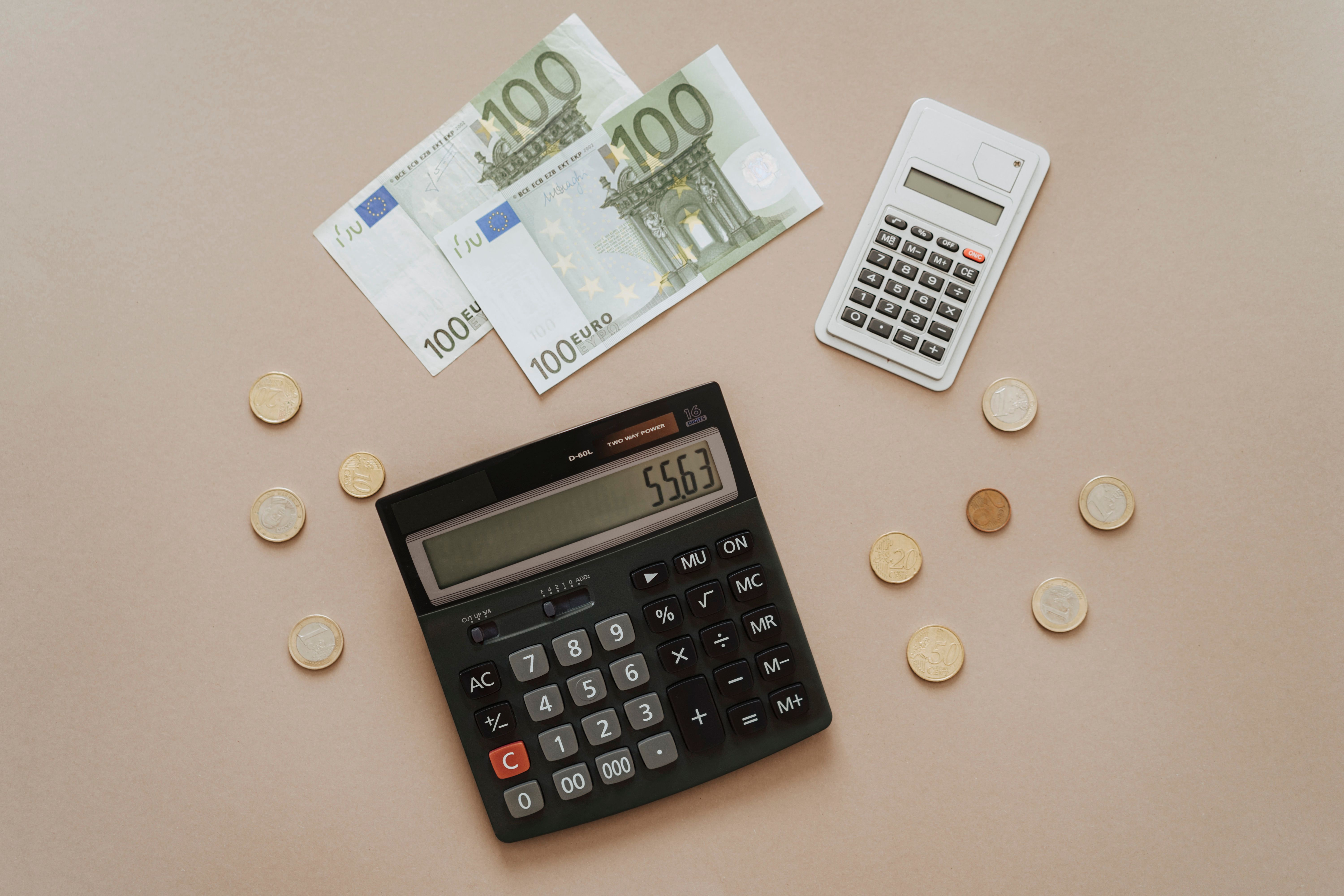 Calculatrice et billets en euros symbolisant l'estimation du budget d'un événement d'entreprise