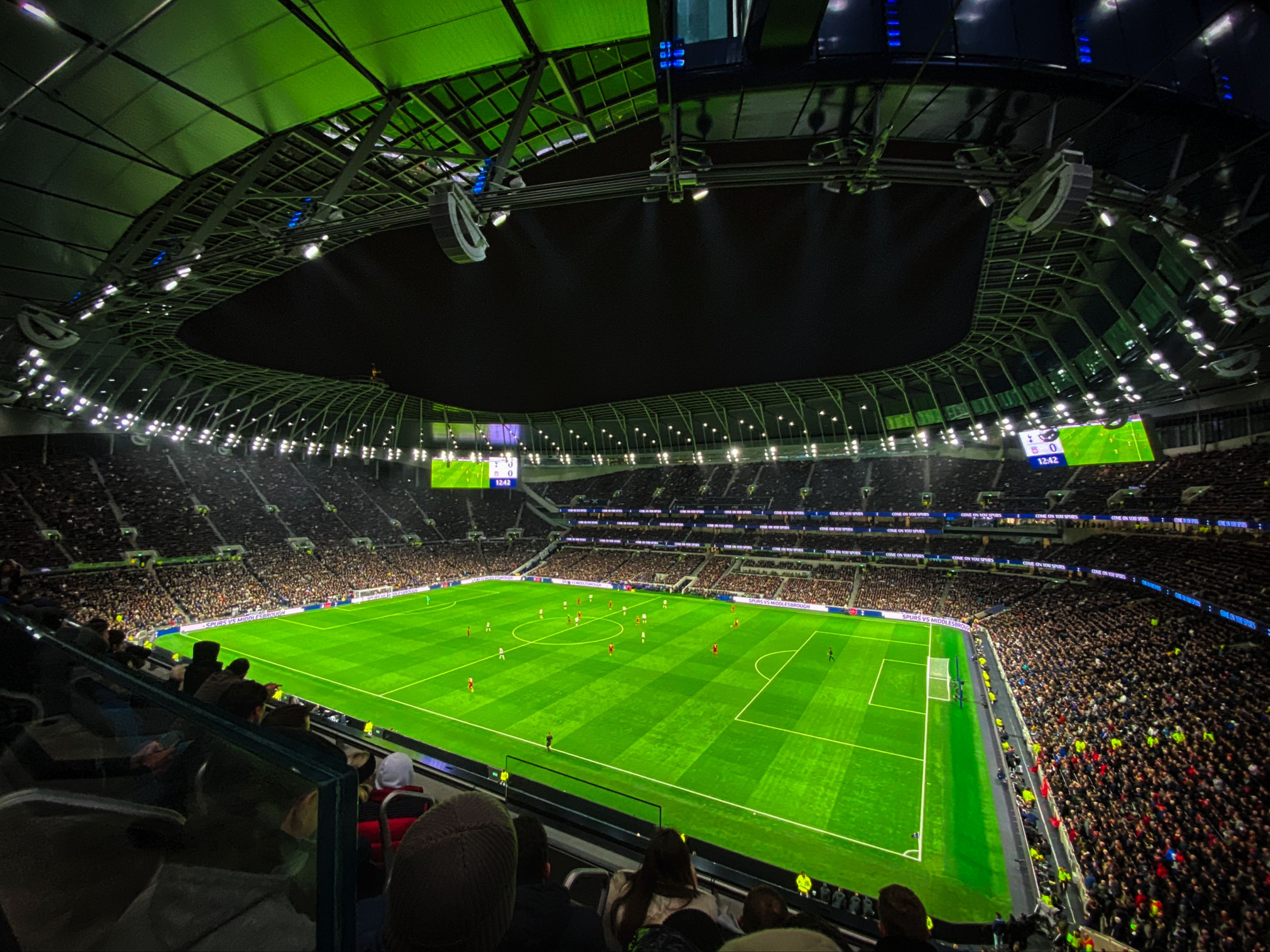 Tribunes d'un stade lors d'un match avec espace hospitalité VIP pour partenaires et sponsors