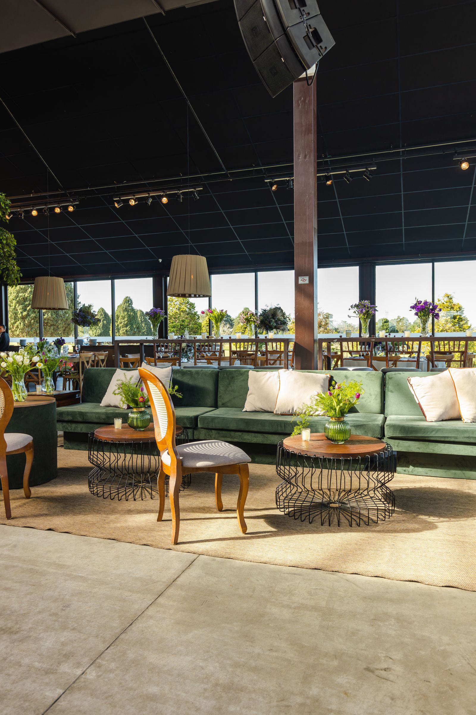 Espace lounge élégant avec mobilier événementiel et éclairage d'ambiance - Dionysos Events