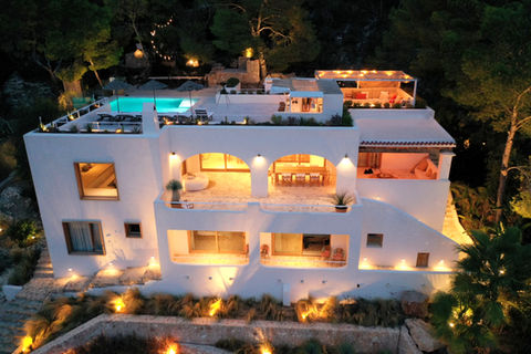 (REF 0202ES) AN EXQUISITE VILLA WITH UNPARALLELED SEA VIEWS, A PRIVATE YOGA PLATFORM, AND A TOURIST LICENSE