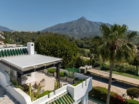 (REF 0138ES) NUEVA ANDALUCIA: STUNNING TOWNHOUSE WITH INCREDIBLE MOUNTAIN AND SEA VIEWS